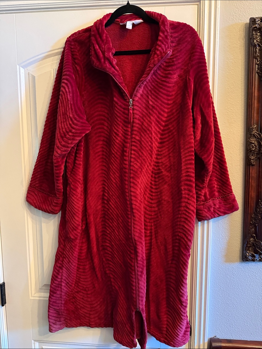 Cozy Zip-Front Women's Plush Robe - Deep Red